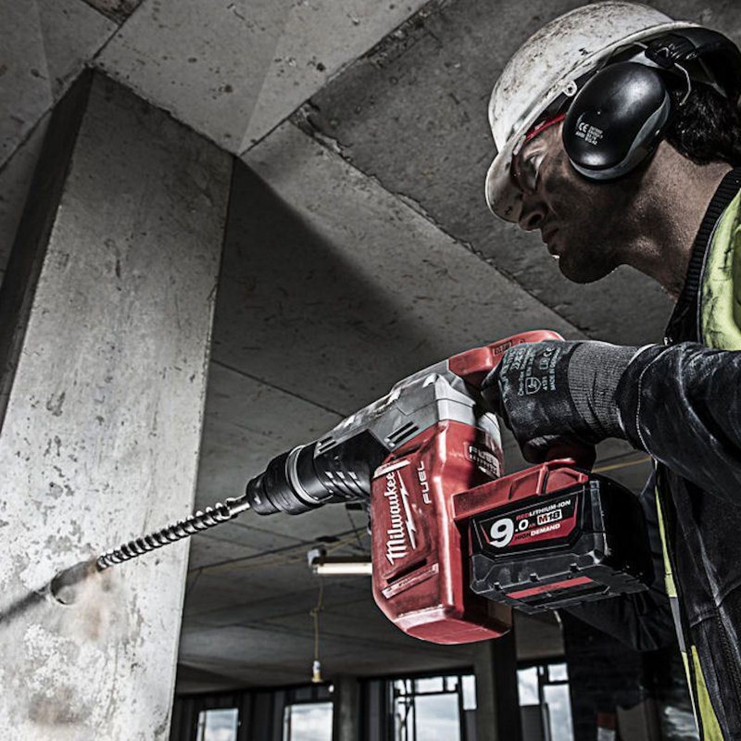 Снимка на Акумулаторен перфоратор Milwaukee M18CHM-902C M18 FUEL 5kg Class SDS-Max 4933451361