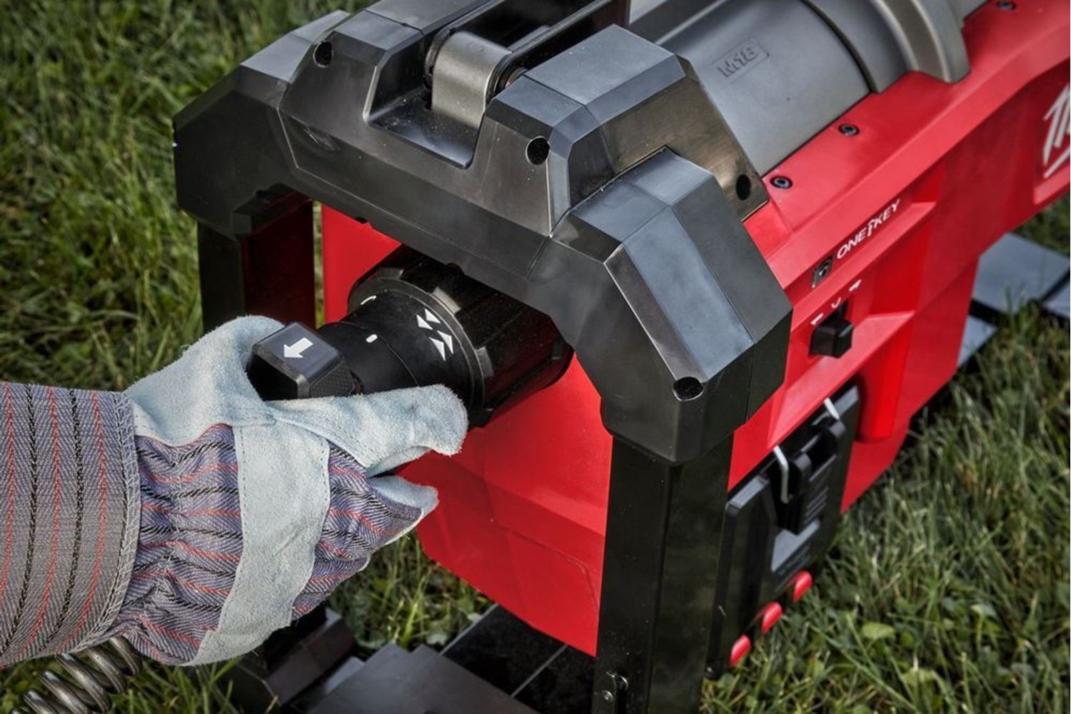 Снимка на СЕКЦИОННА КАНАЛНА МАШИНА Milwaukee M18 FSSM-121,12V батерия,зарядно ,4933471410