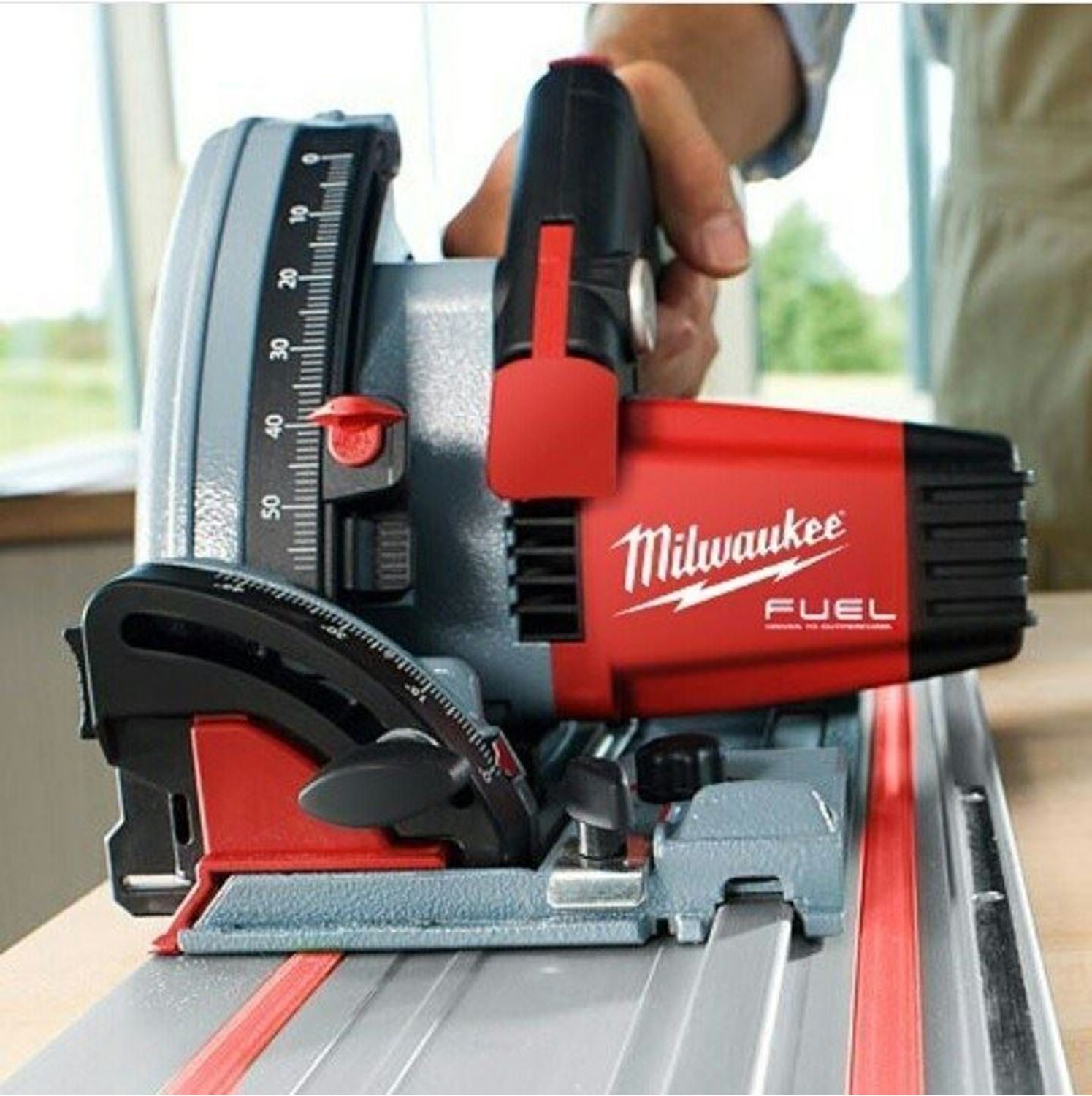 Снимка на Ръчен циркуляр Milwaukee CS85CBE 2.200W 235mm 4933451116 