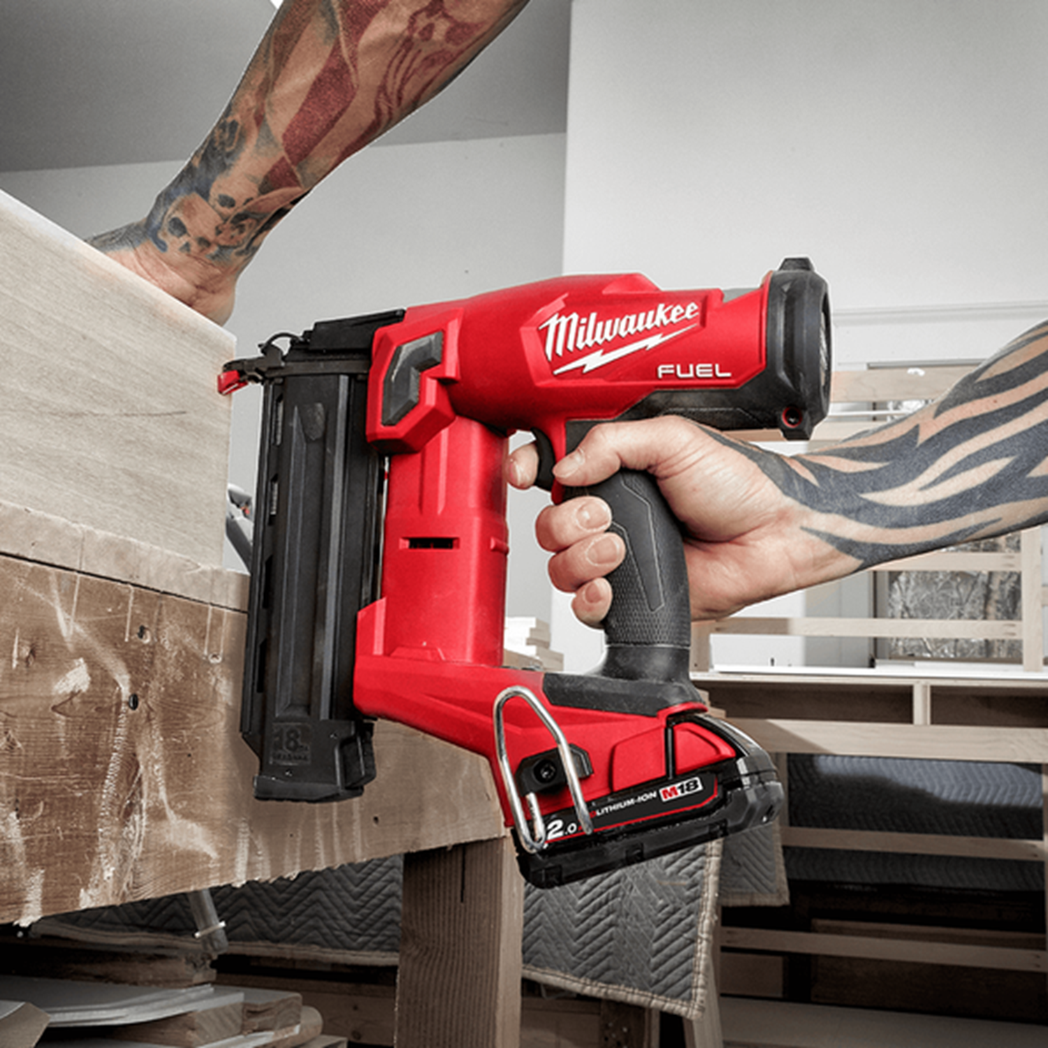 Снимка на Ак. такер за завършващи пирони за дърво Milwaukee M18FN18GS-202X 18V,батерия 2 x M18B2 2.0Ah,Куфар,4933471407