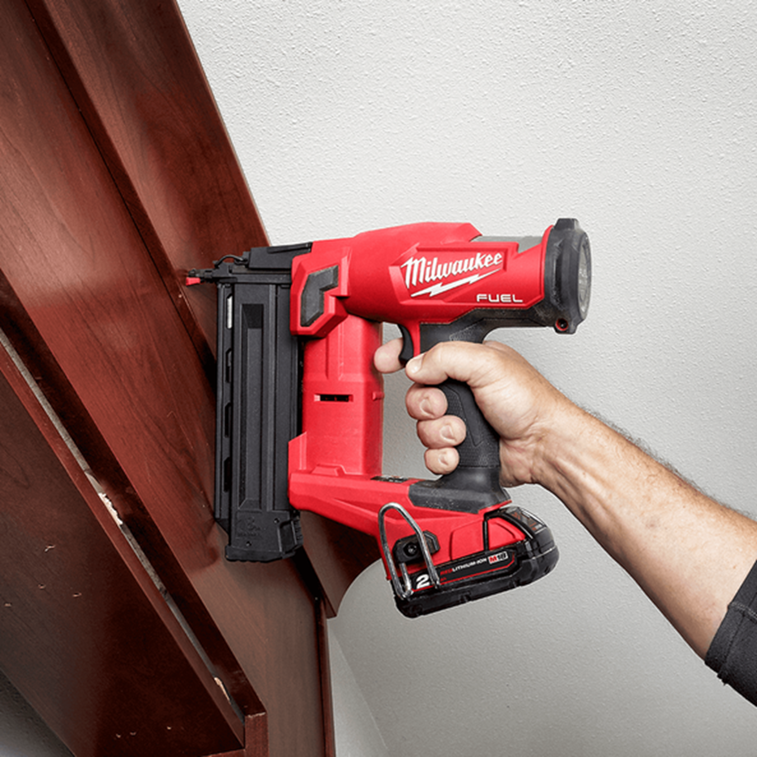 Снимка на Ак. такер за завършващи пирони за дърво Milwaukee M18FN18GS-202X 18V,батерия 2 x M18B2 2.0Ah,Куфар,4933471407