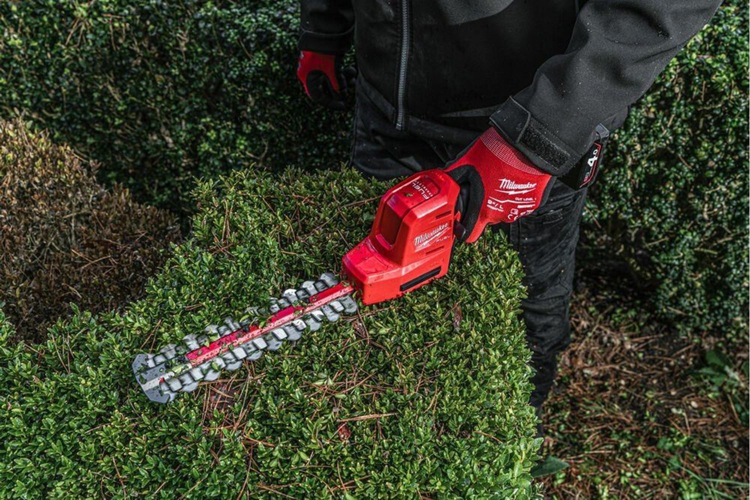 Снимка на Ак. ножица за жив плет 20см. Milwaukee M12FHT20-402,батерии 2x M12B4 4.0Ah, 4933479676