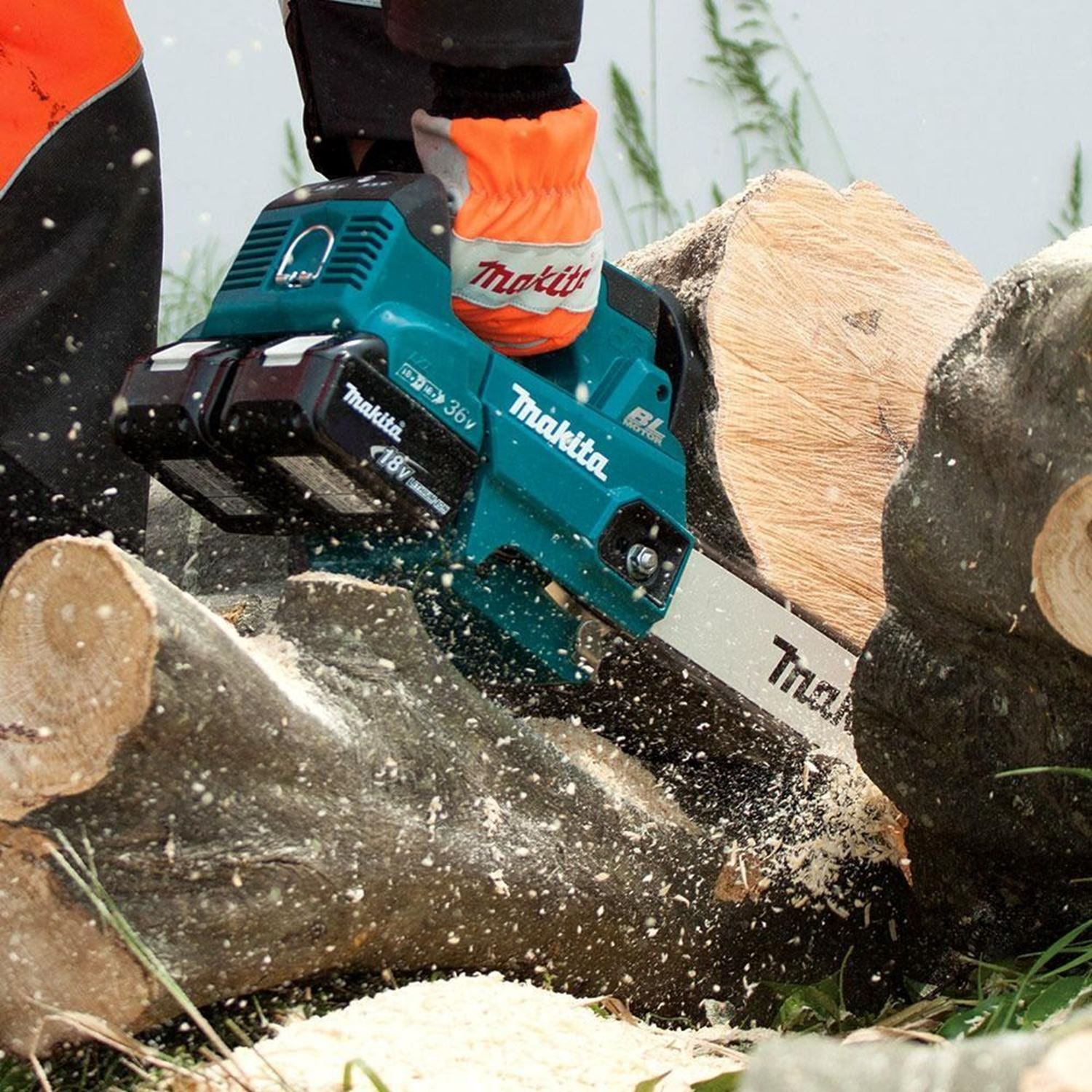 Снимка на Акумулаторен верижен трион Makita DUC356Z,18V+18V, 350 mm,0-20 m/s,16",5.1 kg, (само машина)