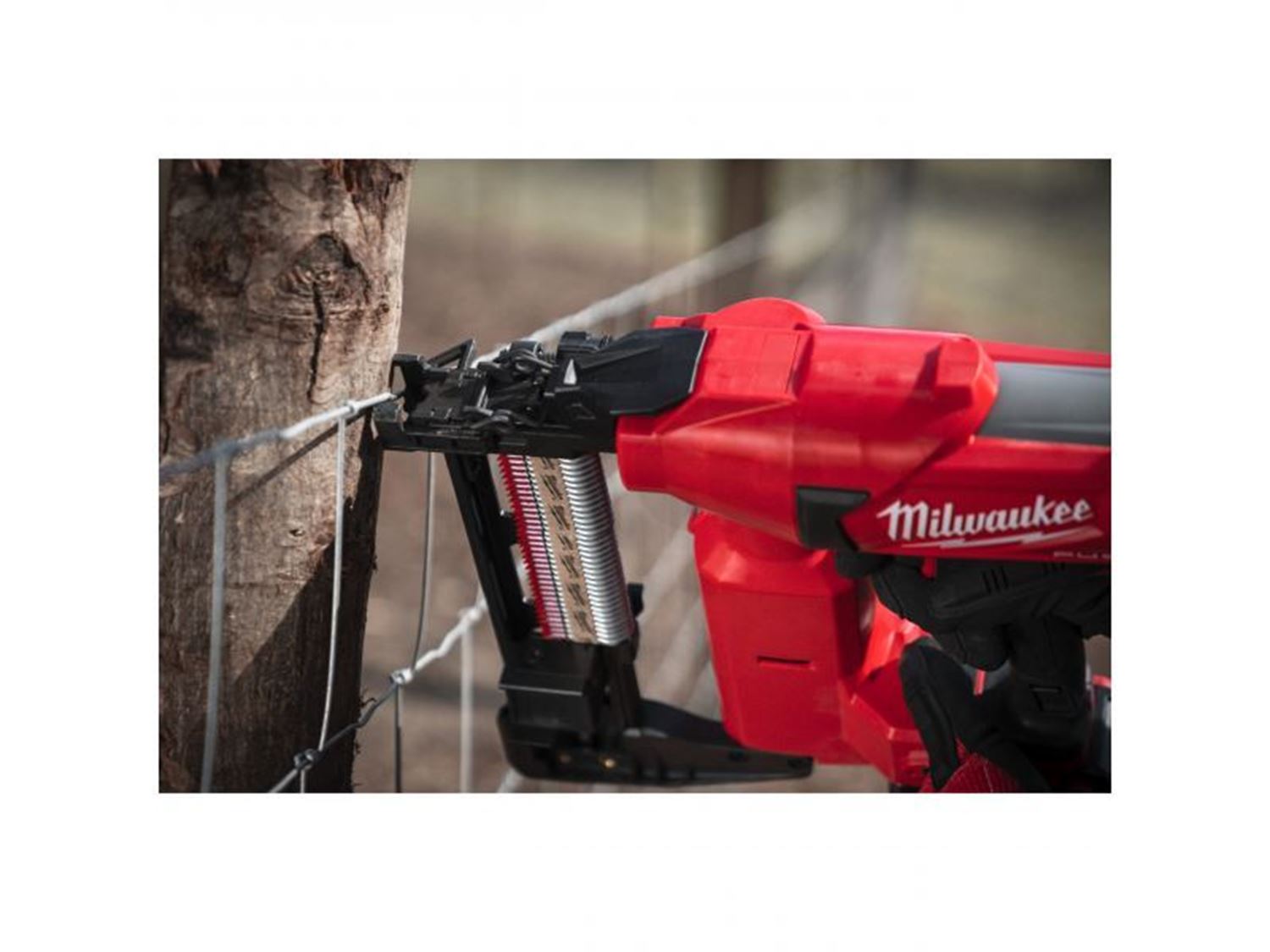 Снимка на Акумулаторен такер за огради Milwaukee M18FFUS-302C,бат. 2xM18HB3 3.0, зар.M12-18FC, куфар, 4933479832