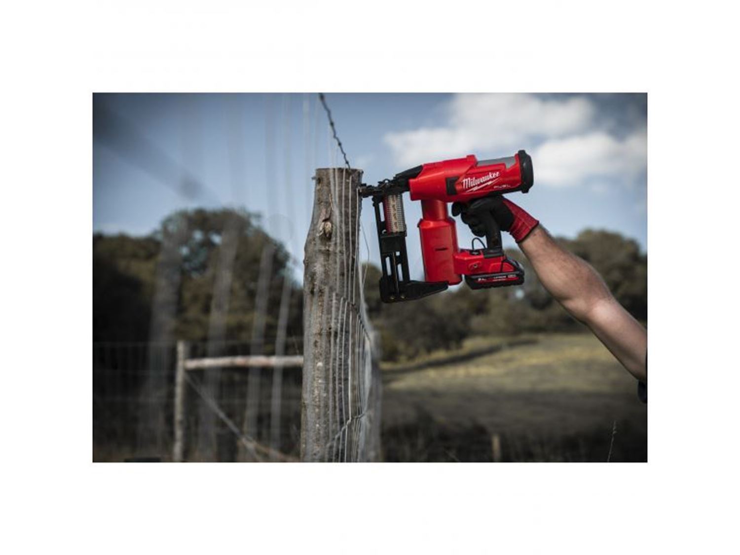 Снимка на Акумулаторен такер за огради Milwaukee M18FFUS-302C,бат. 2xM18HB3 3.0, зар.M12-18FC, куфар, 4933479832