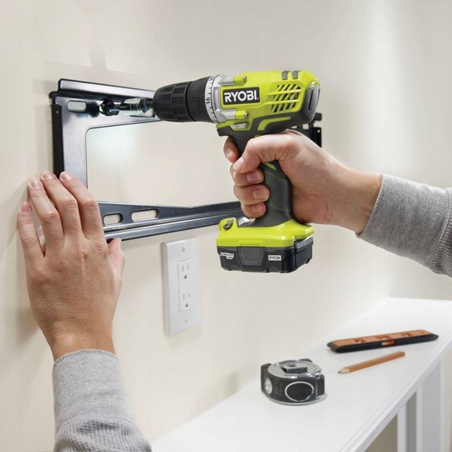 Снимка на Акумулаторен винтоверт RYOBI R12SD-120G,12V, бат.1x2Ah,10mm патронник,5133005060