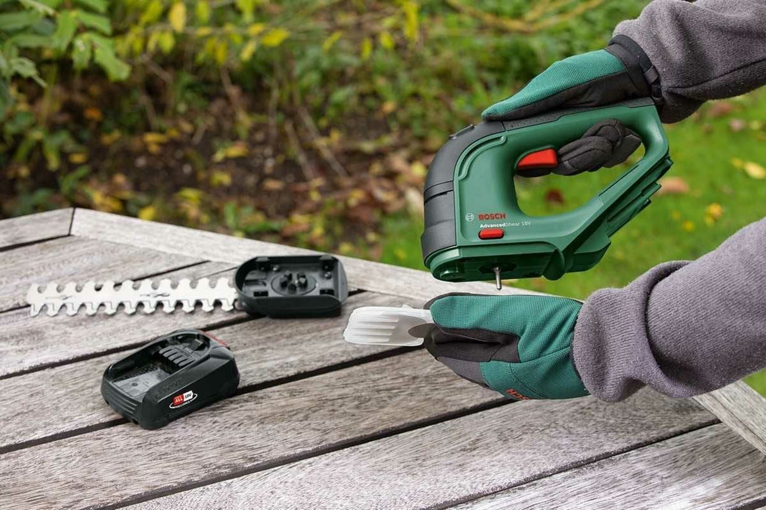 Снимка на Акумулаторна ножица за трева и храсти AdvancedShear 18V-10,(само машина),Bosch,0600857001