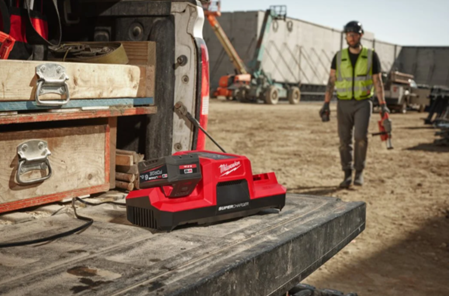 Снимка на Двойно зарядно устройство MILWAUKEE M18DBSC, 4932492531