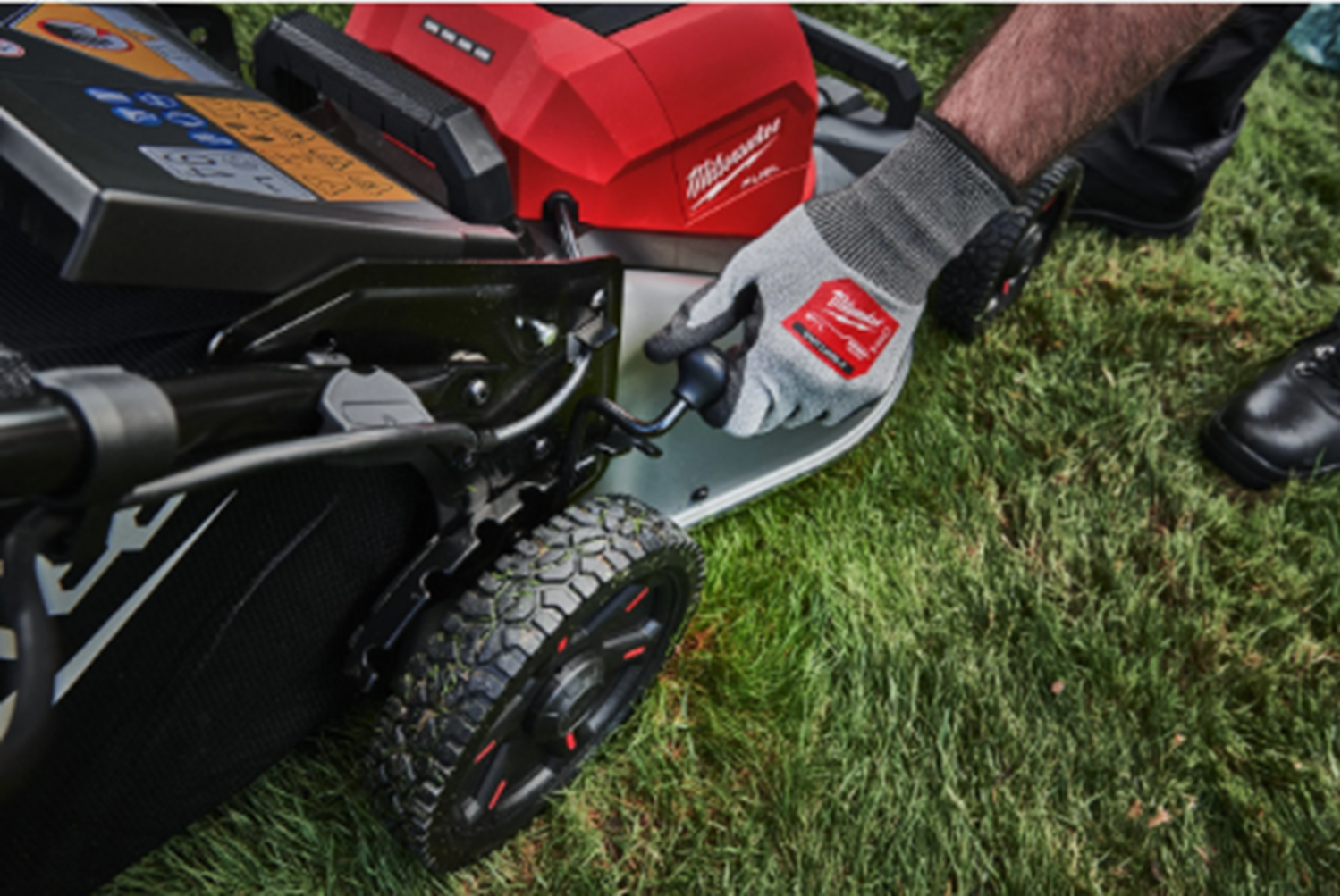 Снимка на Самоходна косачка MILWAUKEE M18 F2LM46-802, 2 Батерии x 8Ah, Зарядно,  4933492011